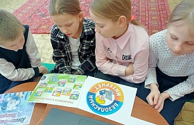 лестница в скандинавском стиле. современная гостиная с лестницей. детский сад второй дом в стихах. загородный дом интерьер. двухэтажный дом с высокими потолками.